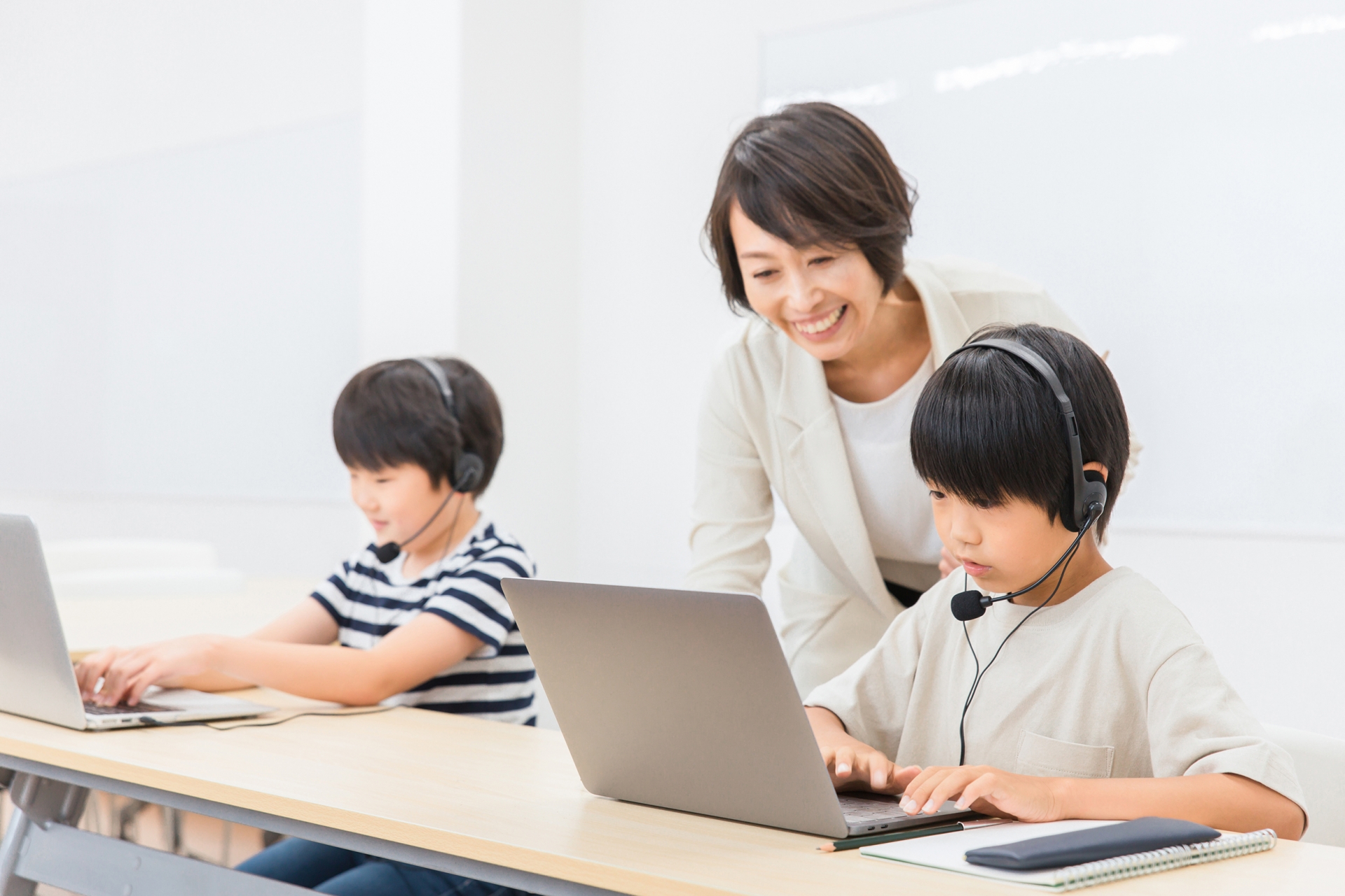 子ども向けプログラミングスクールはオンラインと対面どっちが学びやすい？